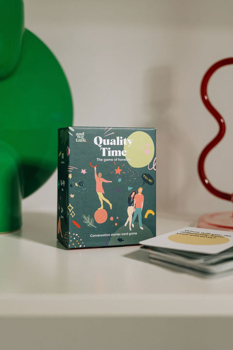 Quality Time-Schachtel in einem Regal